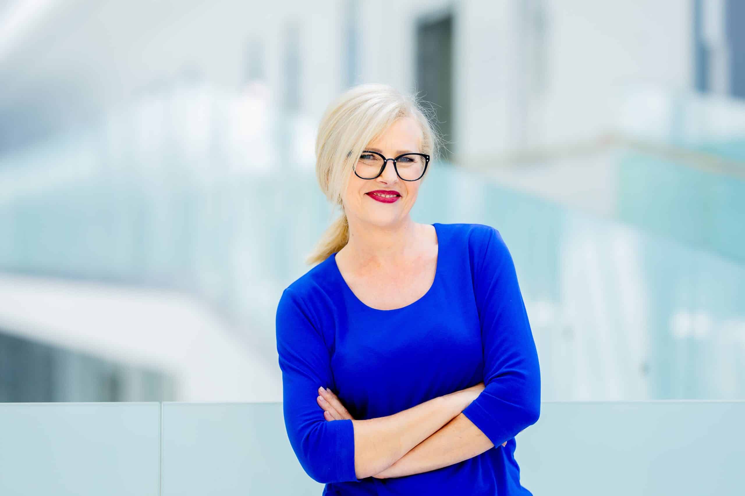 Virtuaalassistent Signe Wilms seisab käed ristatud, esinduslik ja professionaalne – hinnakiri ja teenuste info