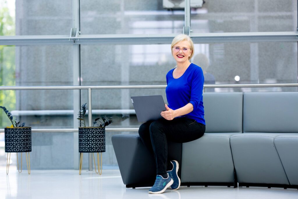 Virtuaalassistent Signe Wilms istub sülearvutiga, pakub tööohutuskoolitusi, Wixist kodulehe üleviimist Veebimajutusse ja LinkedIni turundusteenust.